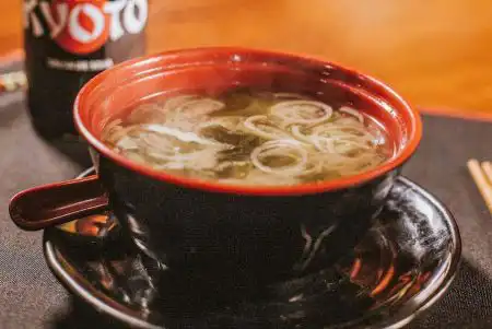 Sopa de miso con tofu y algas. Tipico plato tradicional en la cocina japonesa