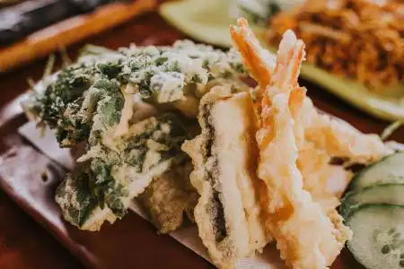 Tempura de langostinos y verduras