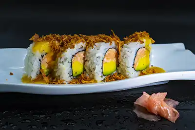 Makis rellenos de aguacate, salmón cocinado y salsa de la pasión