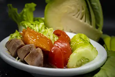 Atún, salmón, escarola, cebolla, tomate y pepino con dos salsas. Plato tradicional de la comida japonesa