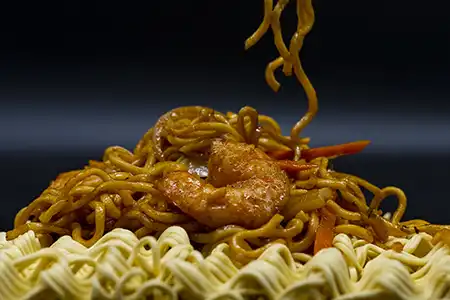 Tallarines japoneses fritos con langostinos o pollo y verduras