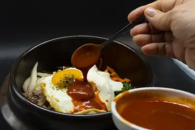 Arroz blanco con huevo, ocho tipos de verduras y salsa picante