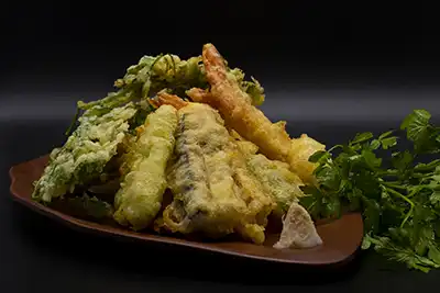 Tempura de verduras.Plato tradicional de la comida japonesa