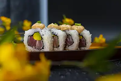 Makis de atún con aguacate con salsa teriyaki y un toque de mayonesa picante
