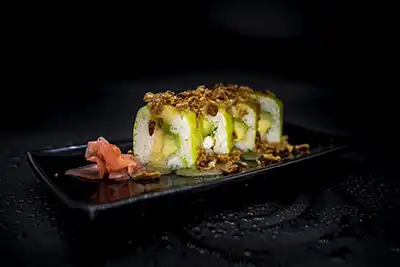 Makis de soja relleno de langostino, aguacate, salsa de la pasión y cebolla frita