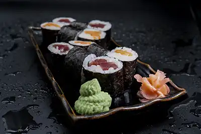 Maki de algas relleno de atún, salmón y pepino. Especial comida japonesa.