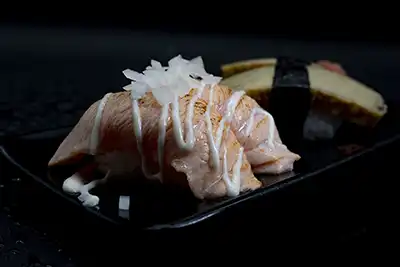 Sushi de salmón asado