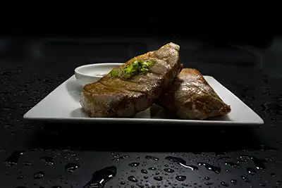 Ventresca de atún asado con salsa del chef
